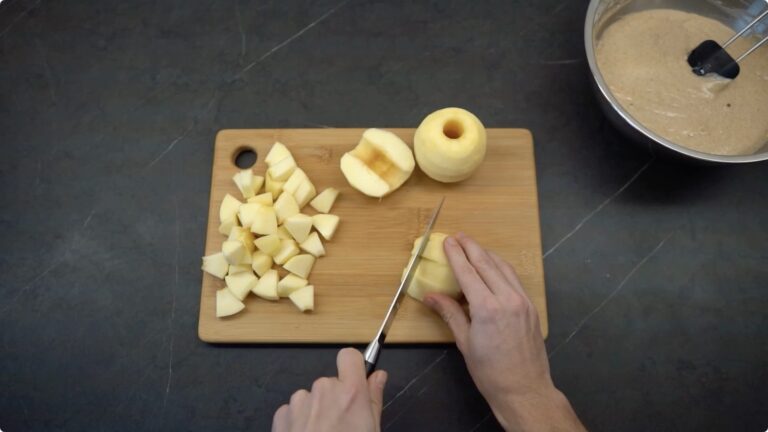 Apfel in Stücke schneiden