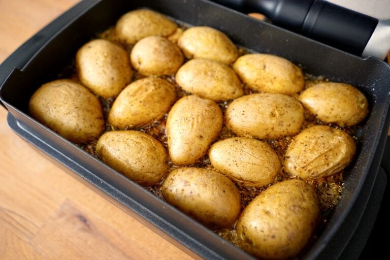 Gebackene Parmesan-Kartoffeln in der OptiGrill Backschale