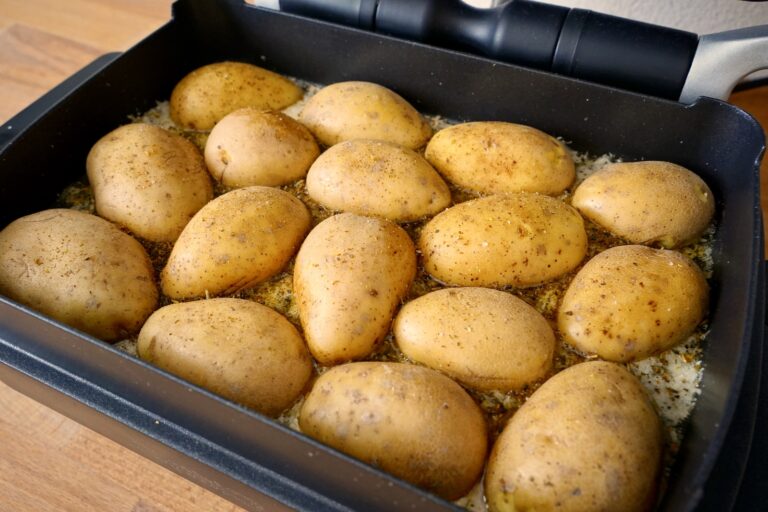 Kartoffeln auf Parmesan in der Backschale verteilen
