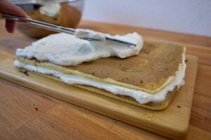 Mascarpone-Creme auf Biskuit verteilen