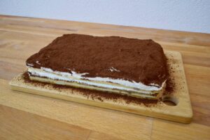 Tiramisu mit Kakao bestäuben